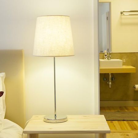 Joivy Cosy 1-Bed Flat With Workspace In Santa Catarina, Moments From Luis De Camoes Sq Lisbona Camera foto