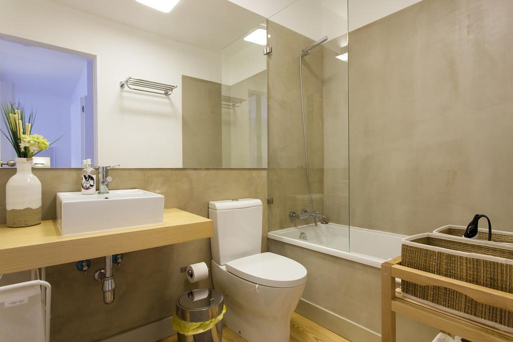 Joivy Cosy 1-Bed Flat With Workspace In Santa Catarina, Moments From Luis De Camoes Sq Lisbona Camera foto